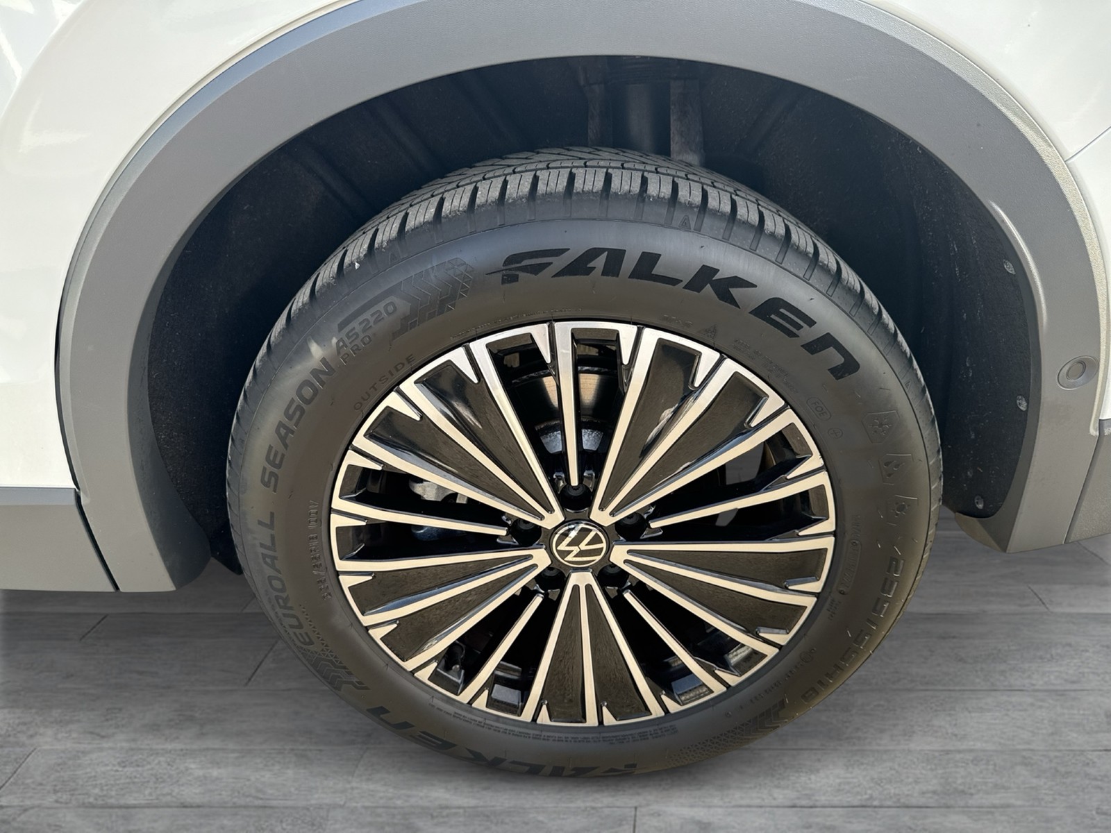 Volkswagen Tiguan 1.5 HYBRID ELEGANCE AHK CAM ACC LM18 NAVI