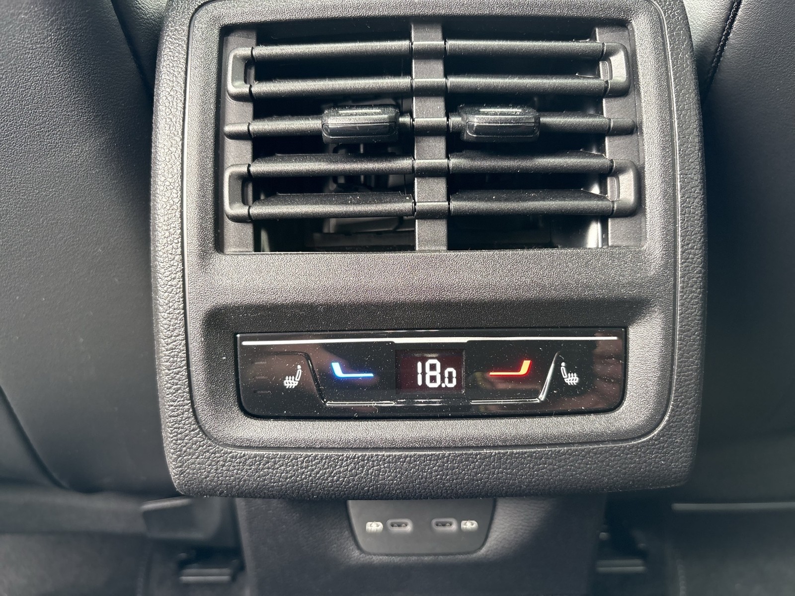 Volkswagen Golf 2.0 R-LINE DSG PANO HARMANKARDON STANDHZG