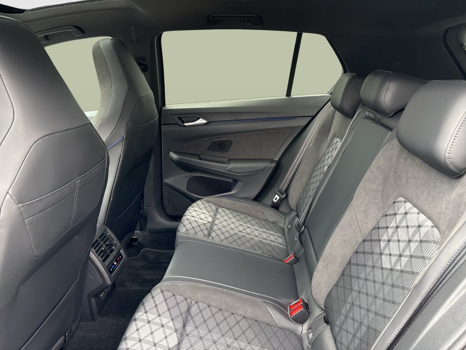 Volkswagen Golf 2.0 R-LINE DSG PANO HARMANKARDON STANDHZG