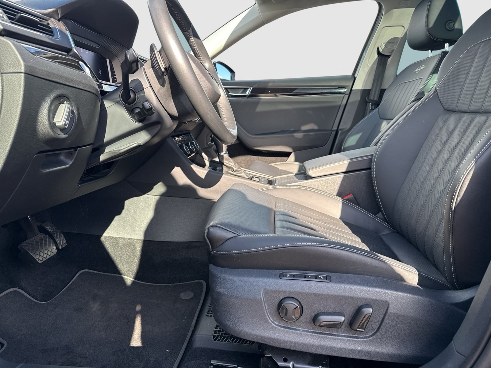 Skoda Superb Combi 2.0 L&K 4X4 LEDER PANO STANDHZ.