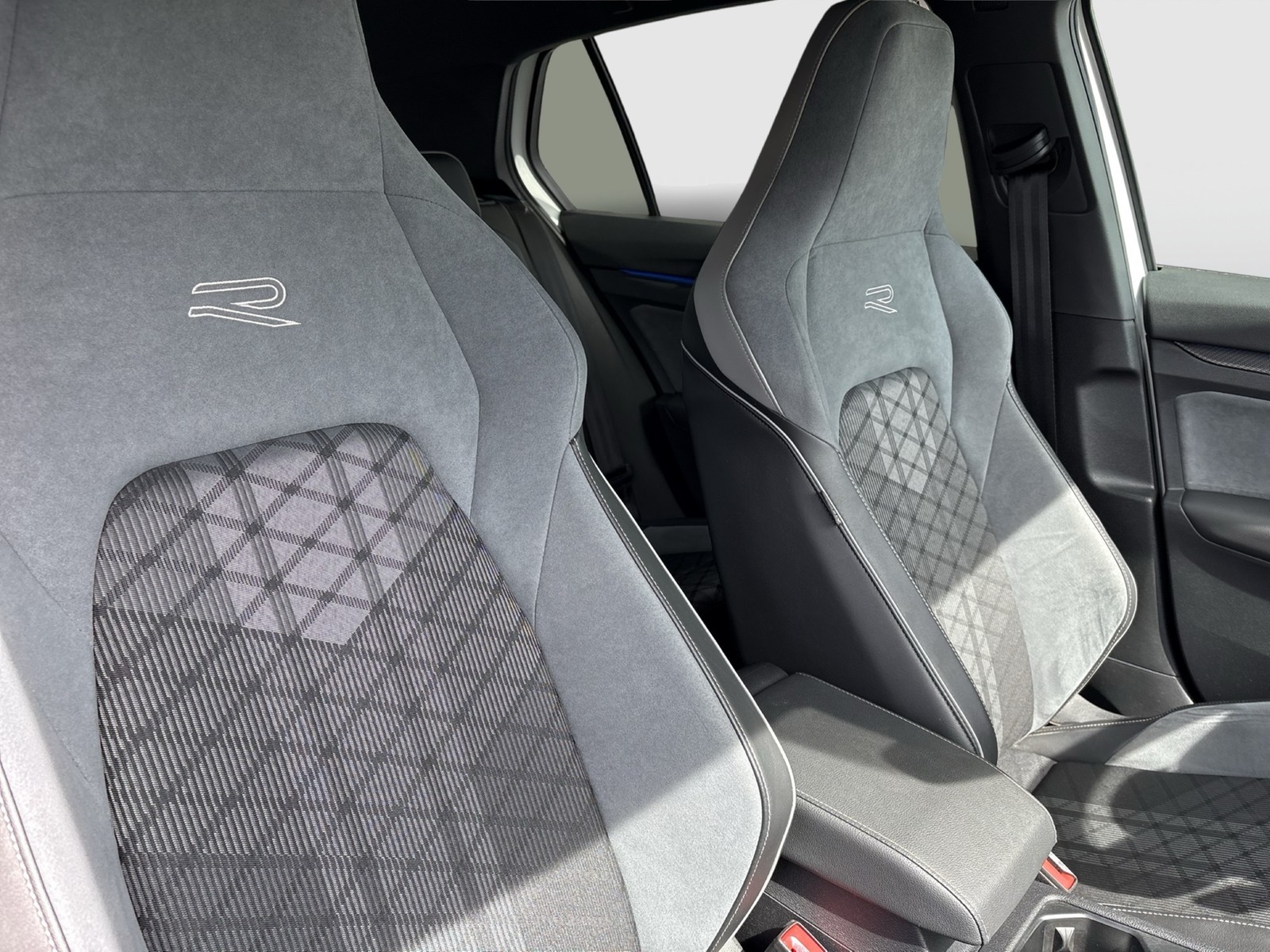 Volkswagen Golf VIII 1.5 eTSI R-LINE KAMERA ACC LED SITZHEIZ