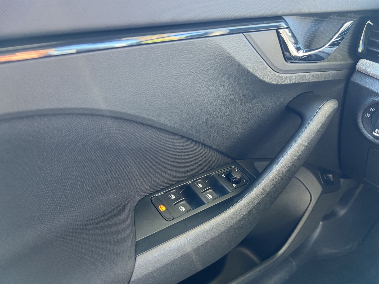 Skoda Kamiq 1.5 TOUR PANO AHK CAM ACC E-KLAPPE NAVI