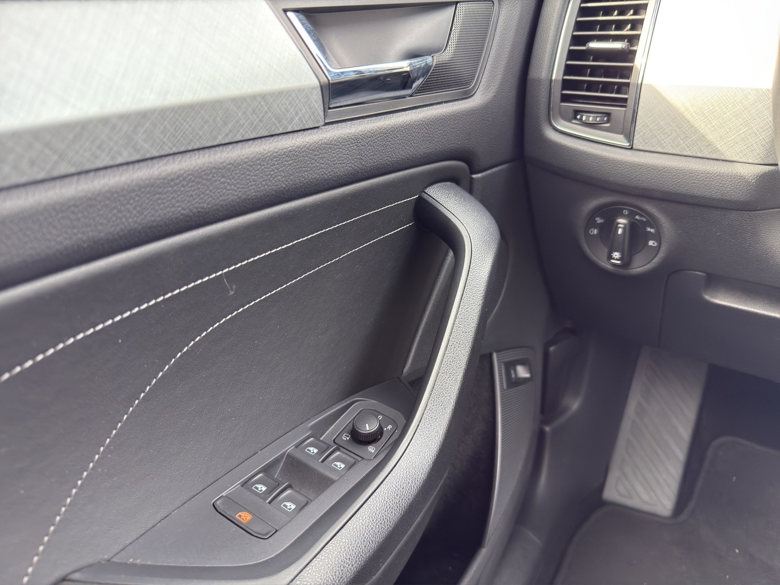 Skoda Kodiaq 2.0 TOUR 4X4 PANO STANDHZ AHK 360CAM LM19