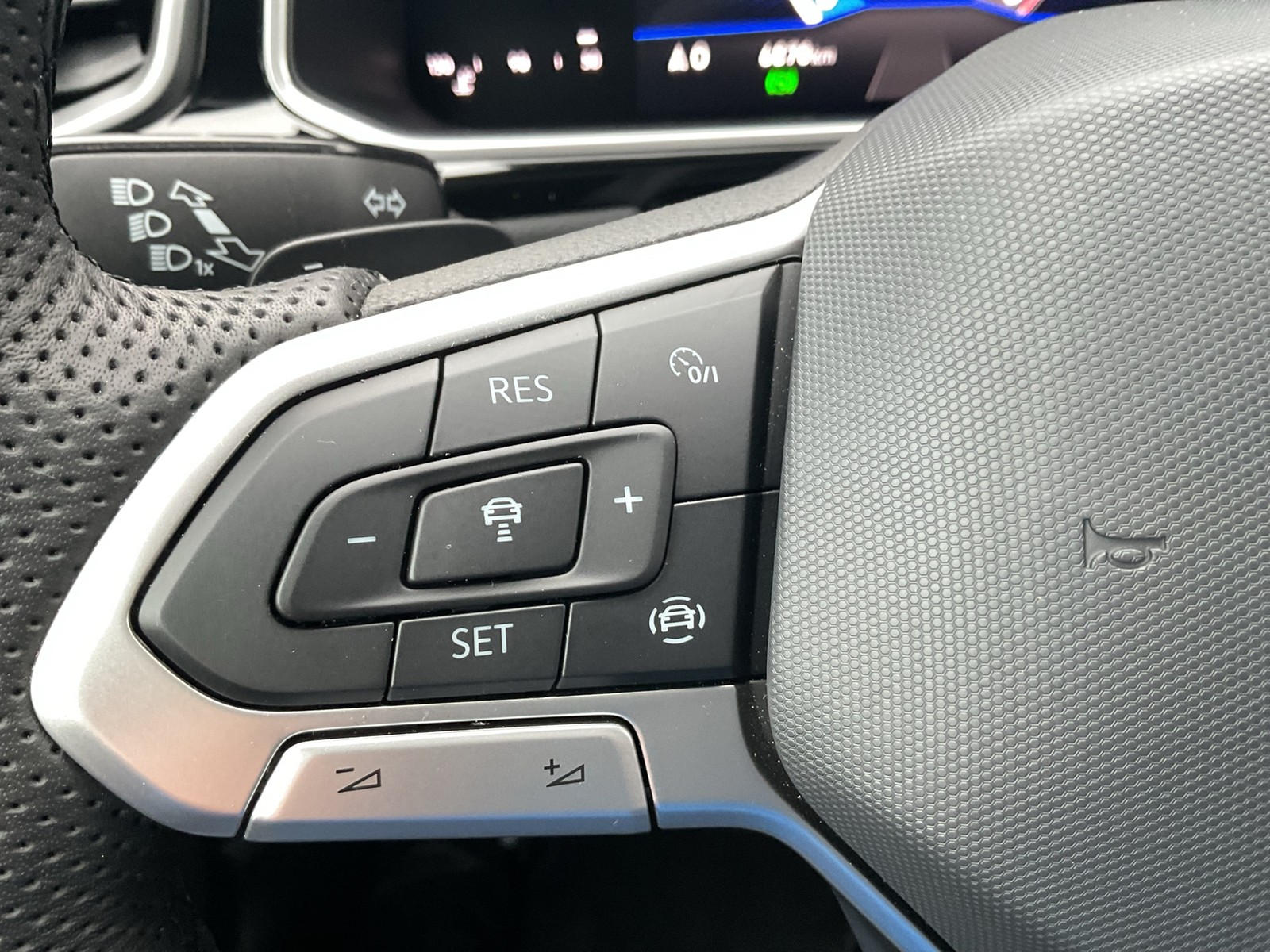 Volkswagen T-Roc 2.0 R-LINE ACC NAVI LM17 CARPLAY SITZHEIZ.