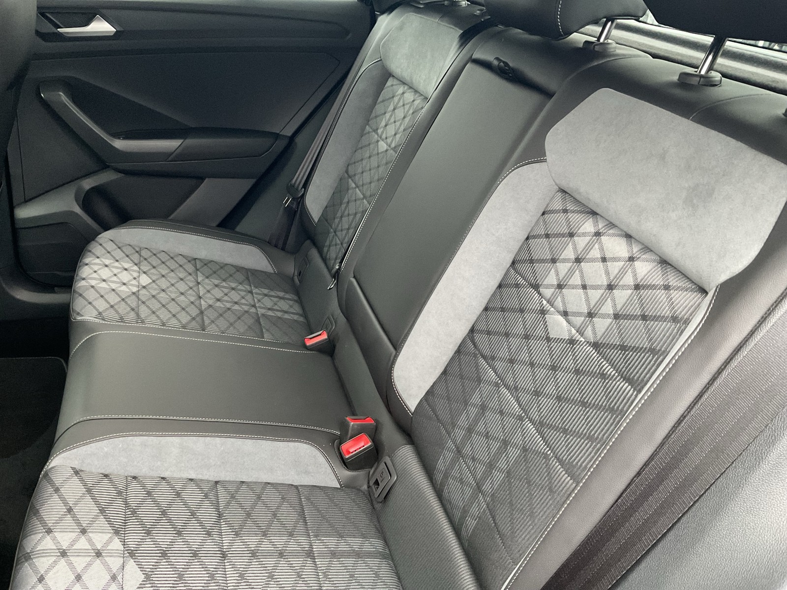 Volkswagen T-Roc 2.0 R-LINE ACC NAVI LM17 CARPLAY SITZHEIZ.