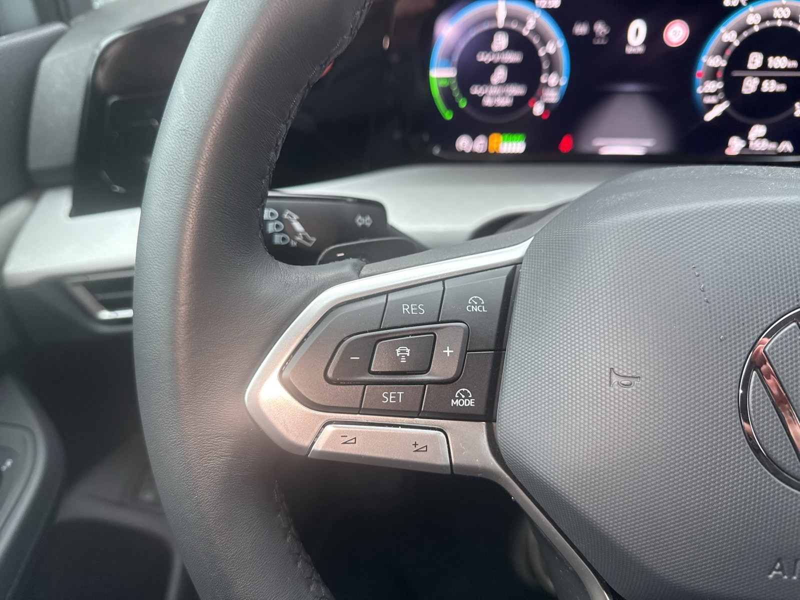 Volkswagen Golf VIII 1.5 HYBRID LIFE FACELIFT ACC LM17