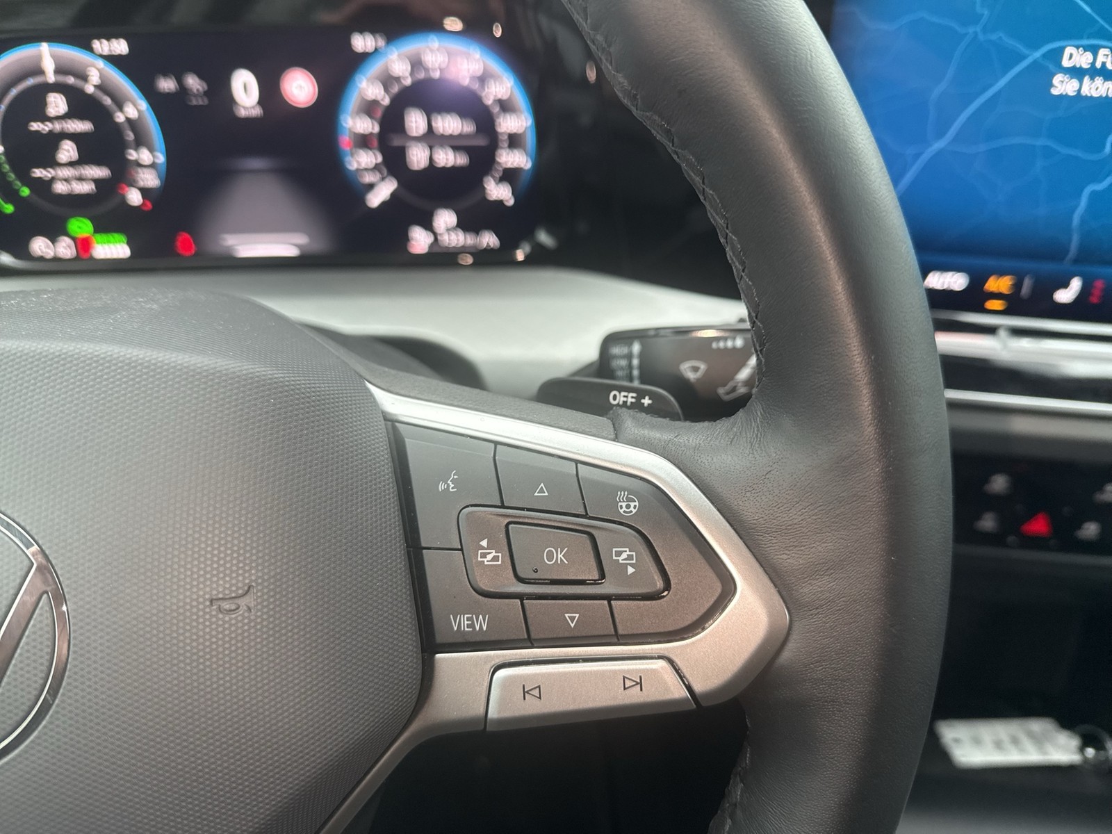 Volkswagen Golf VIII 1.5 HYBRID LIFE FACELIFT ACC LM17