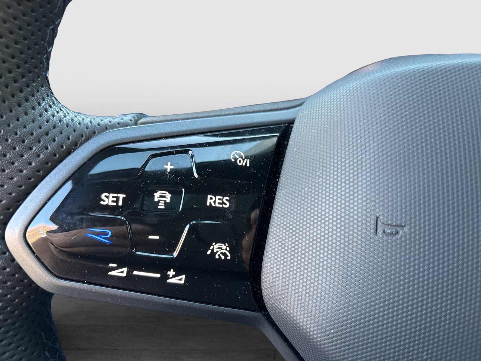 Volkswagen T-Roc 2.0 R 4X4 AKRAPOVIC LEDER PANO AHK CAM 19Z