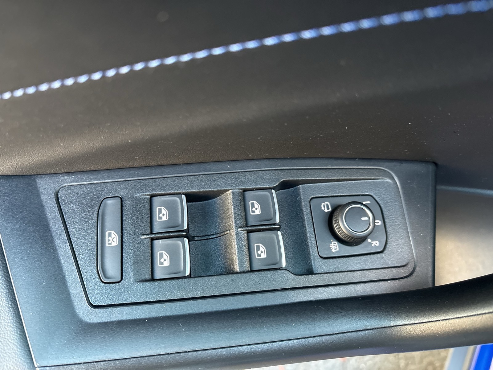 Volkswagen T-Roc 2.0 R 4X4 AKRAPOVIC LEDER PANO AHK CAM 19Z