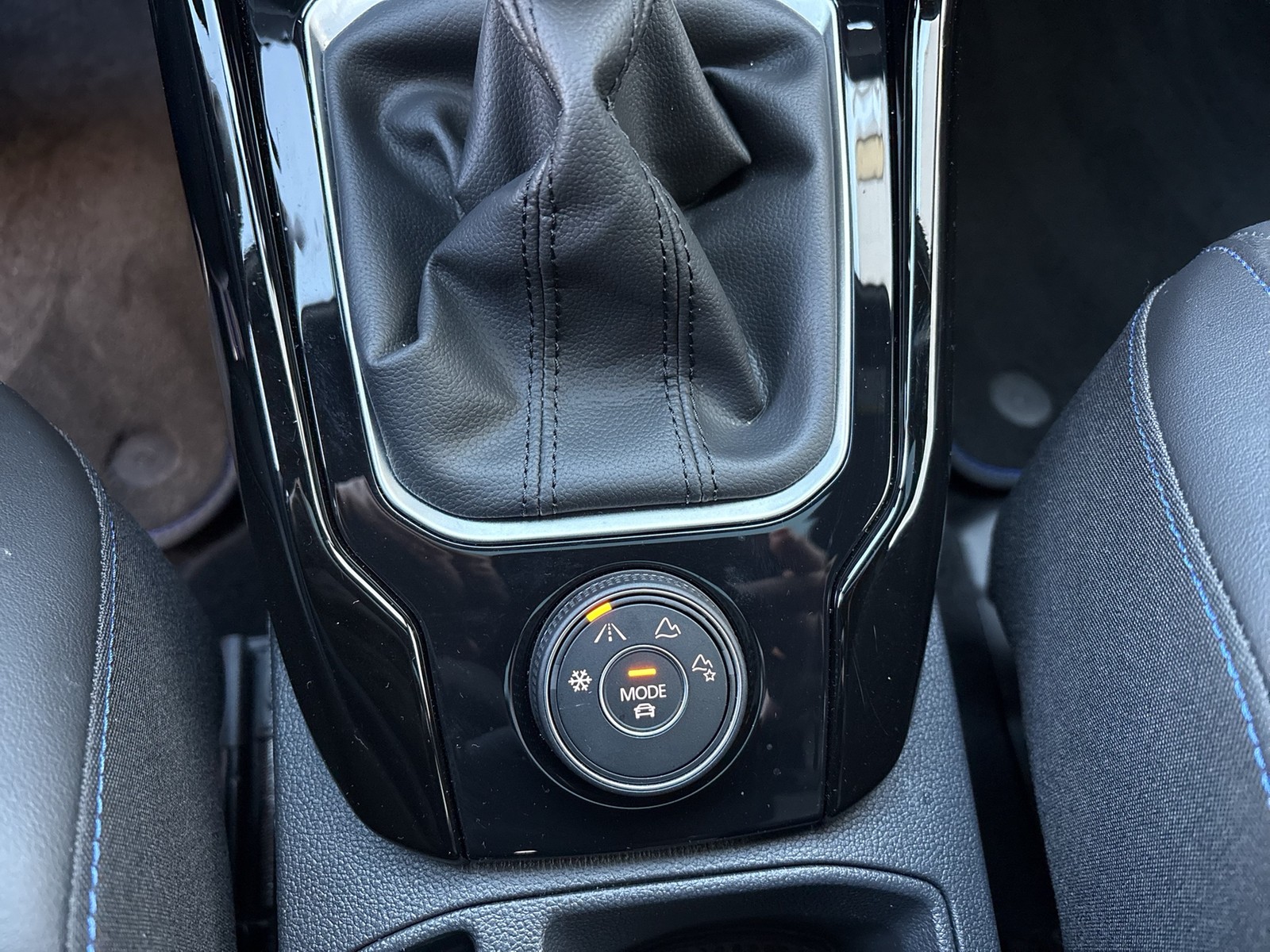 Volkswagen T-Roc 2.0 R 4X4 AKRAPOVIC LEDER PANO AHK CAM 19Z