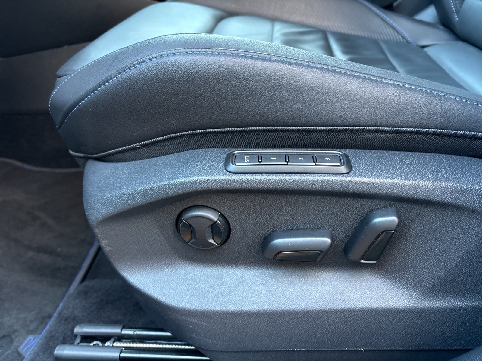 Volkswagen T-Roc 2.0 R 4X4 AKRAPOVIC LEDER PANO AHK CAM 19Z