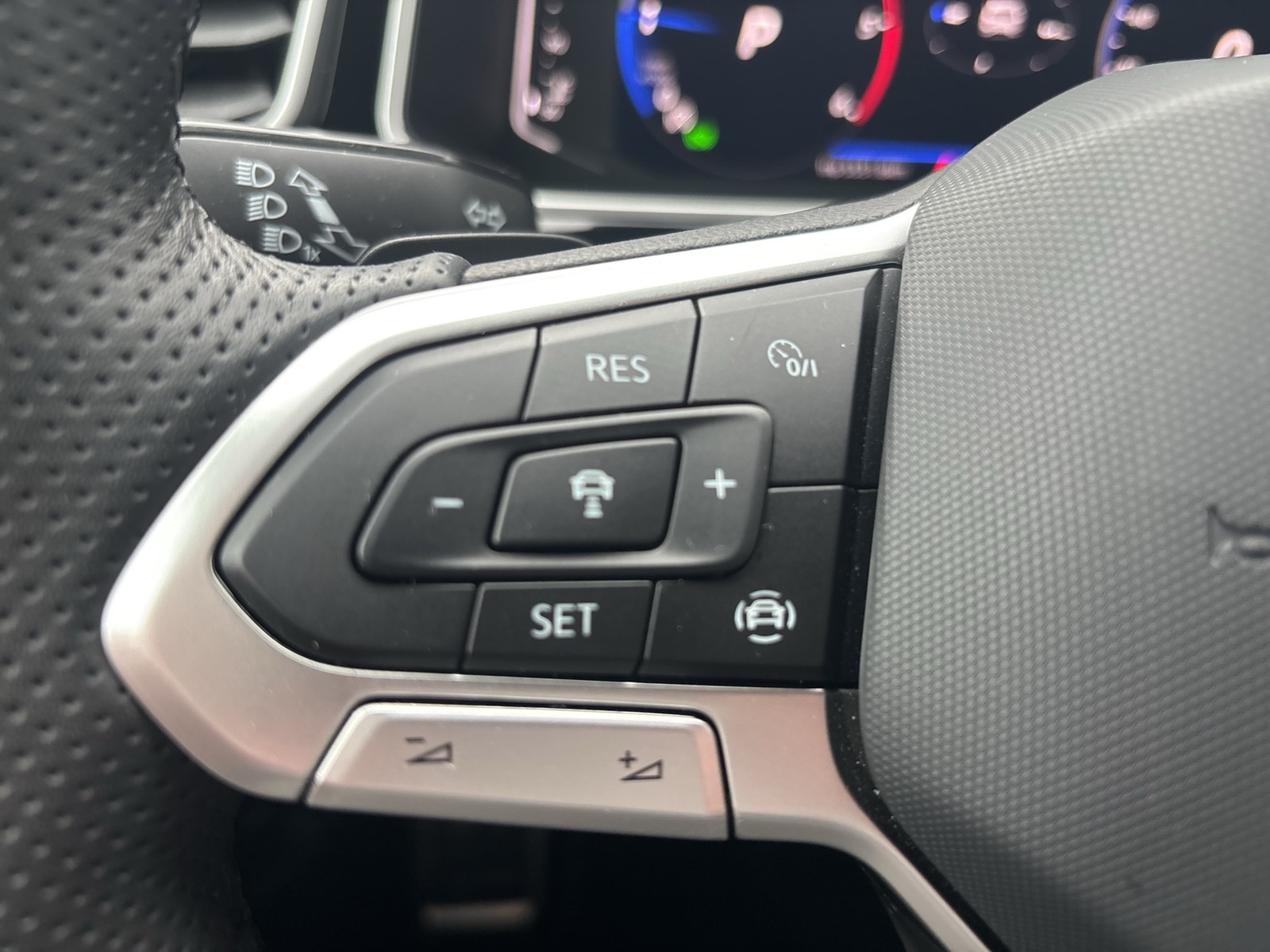 Volkswagen T-Roc 2.0 R-LINE ACC LM17 NAVI CARPLAY SITZHEIZ.