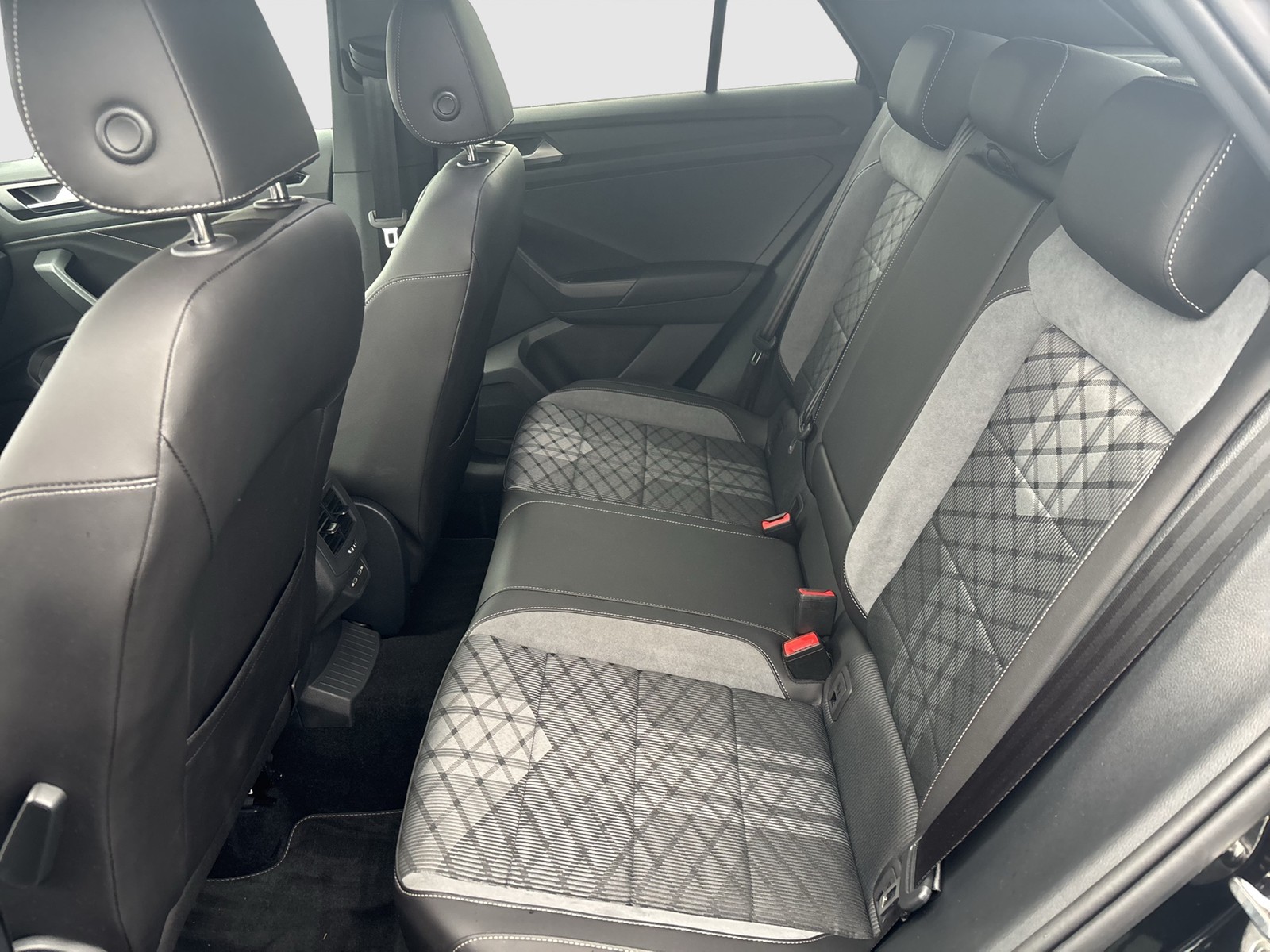 Volkswagen T-Roc 2.0 R-LINE ACC LM17 NAVI CARPLAY SITZHEIZ.