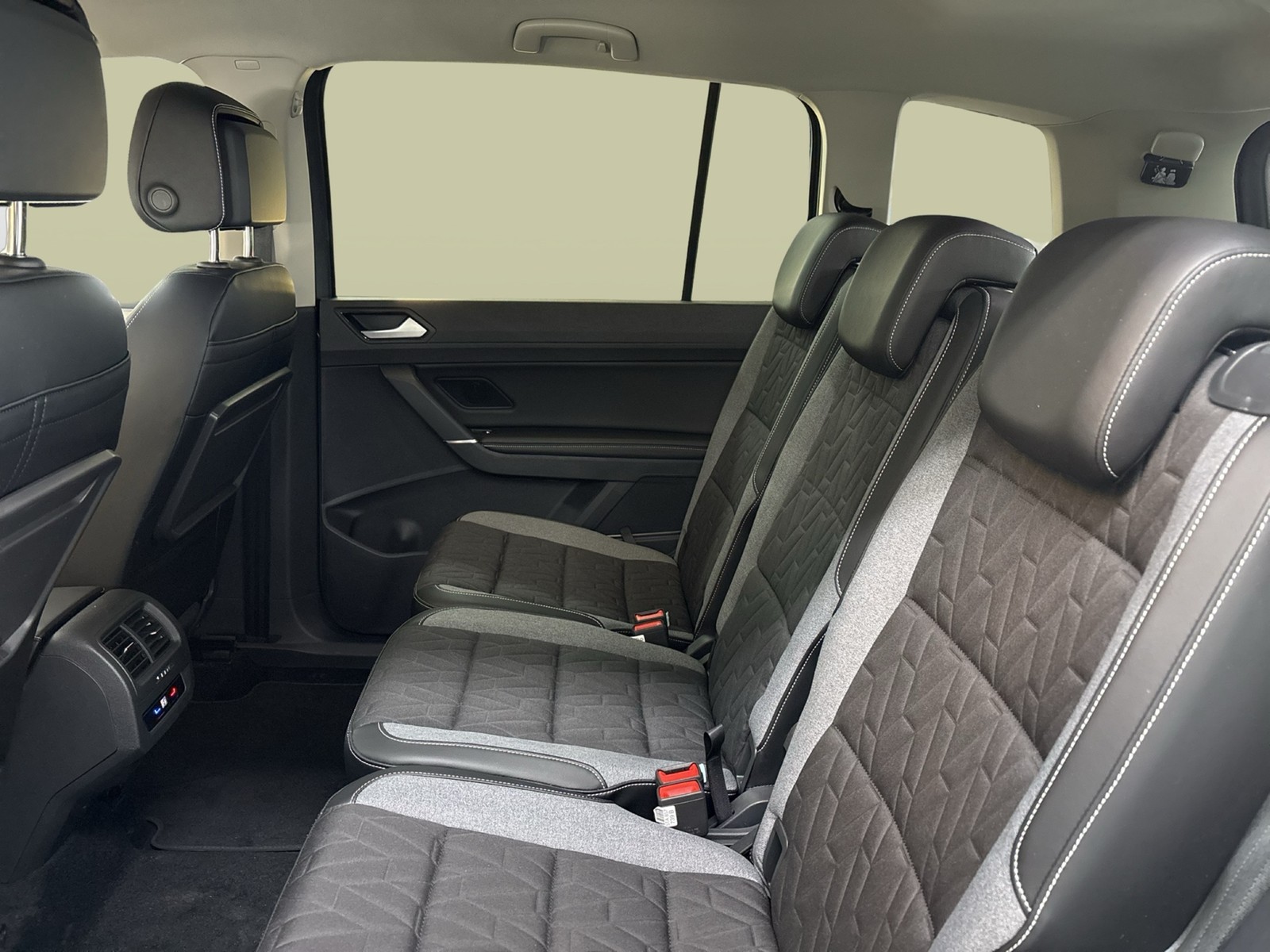 Volkswagen Touran 1.5 COMFORTLINE 7SITZE ACC AHK SITZHEIZ.