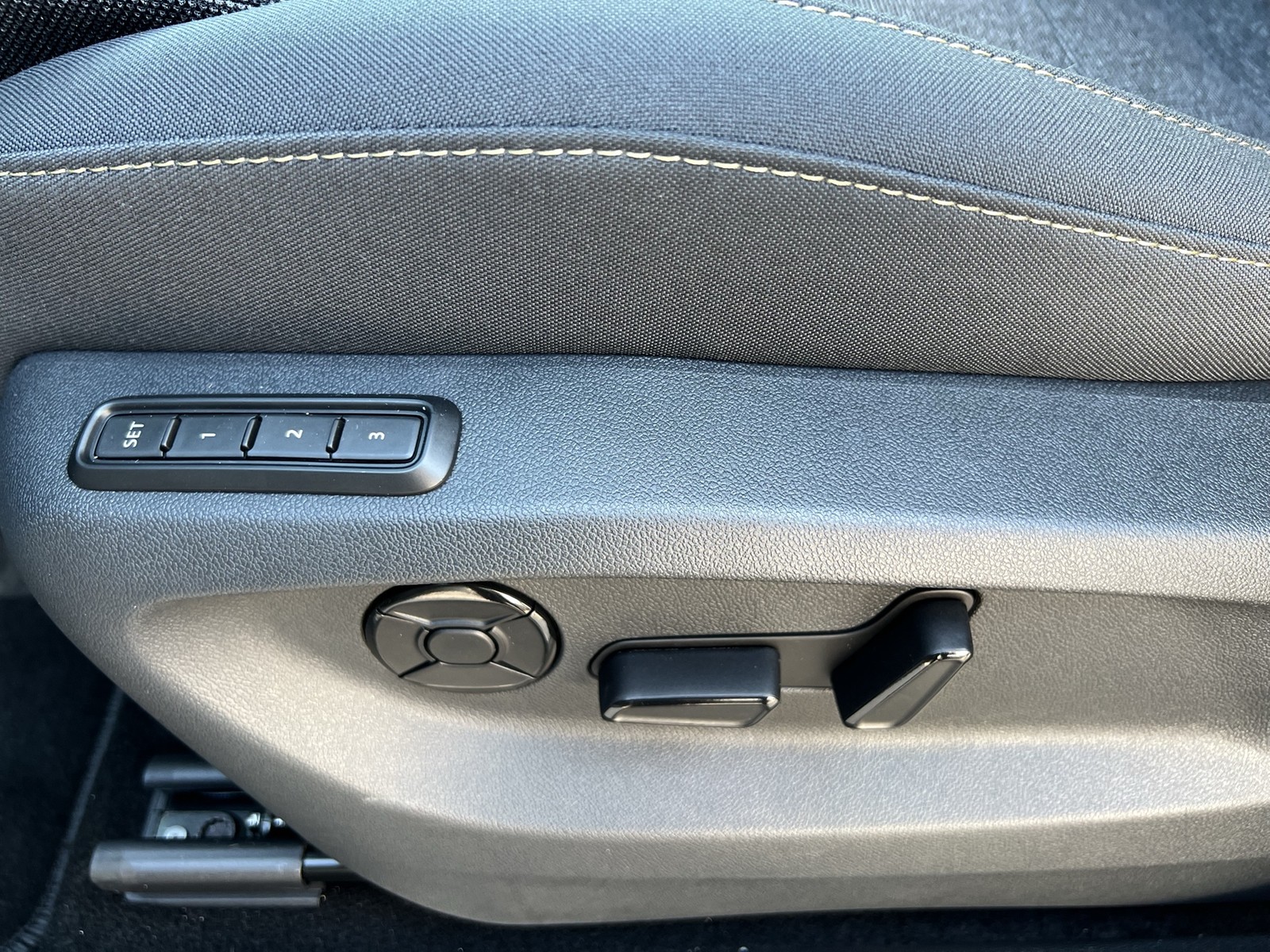 Skoda Kodiaq 2.0 SELECTION 4X4 7SITZE AHK CAM ACC LM19