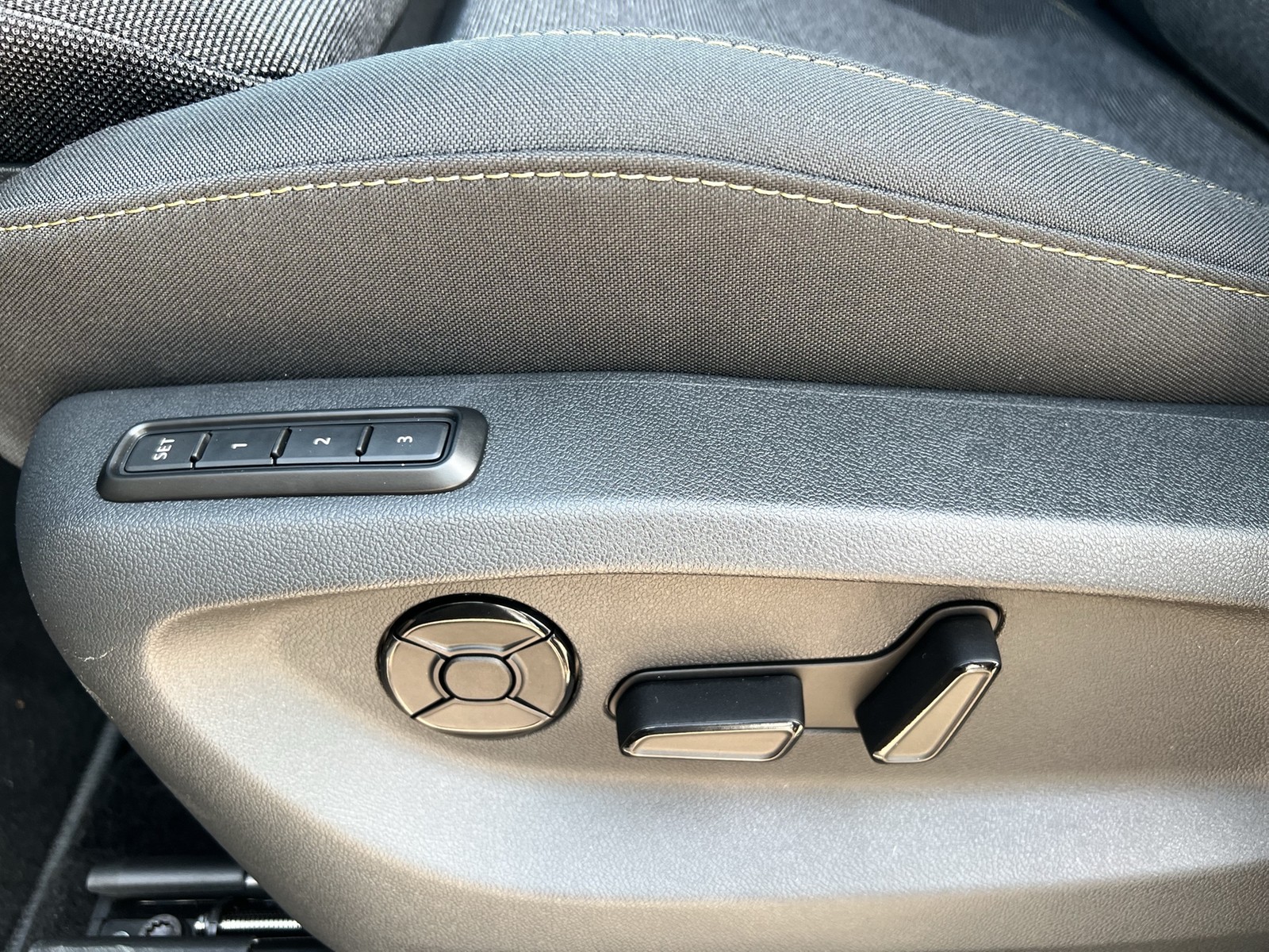 Skoda Kodiaq 2.0 SELECTION 4X4 7SITZE AHK CAM ACC LM19