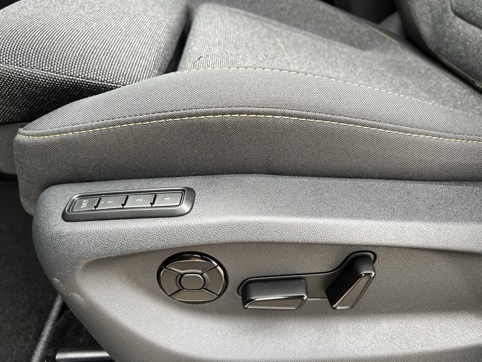 Skoda Kodiaq 2.0 SELECTION 4X4 7SITZE AHK CAM ACC LM19