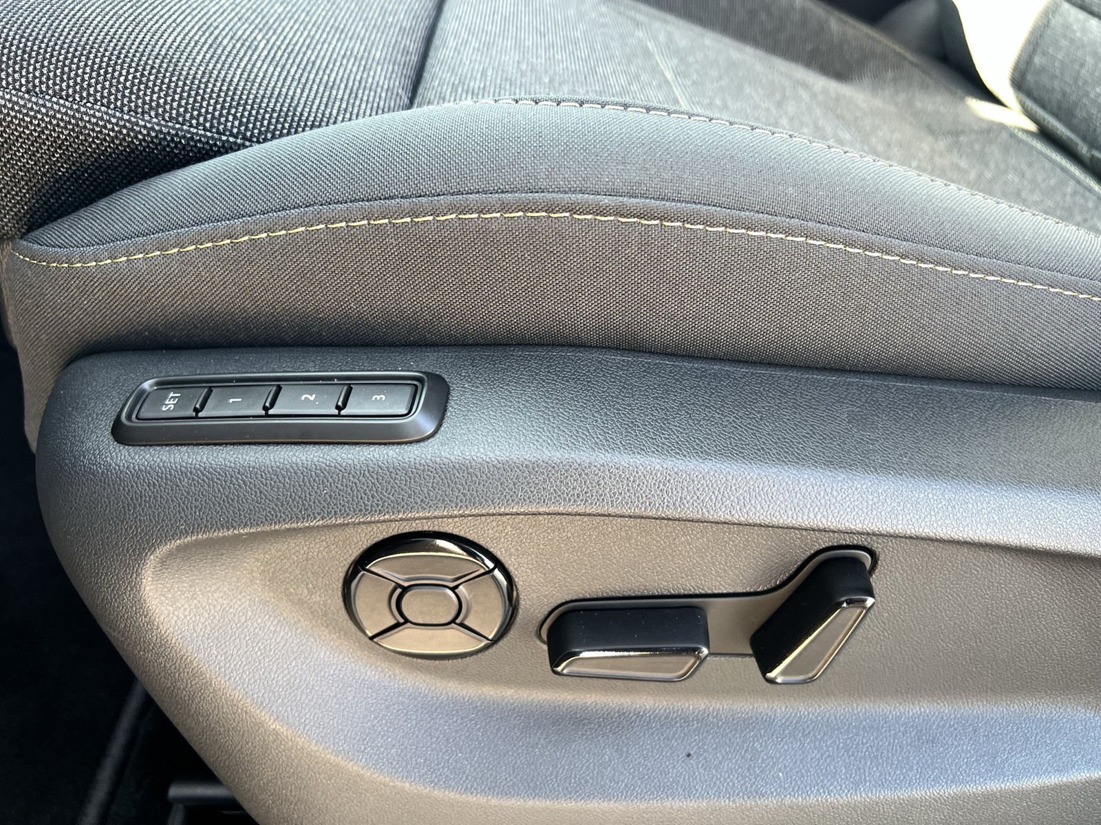 Skoda Kodiaq 2.0 SELECTION 4X4 7SITZE AHK CAM ACC LM19