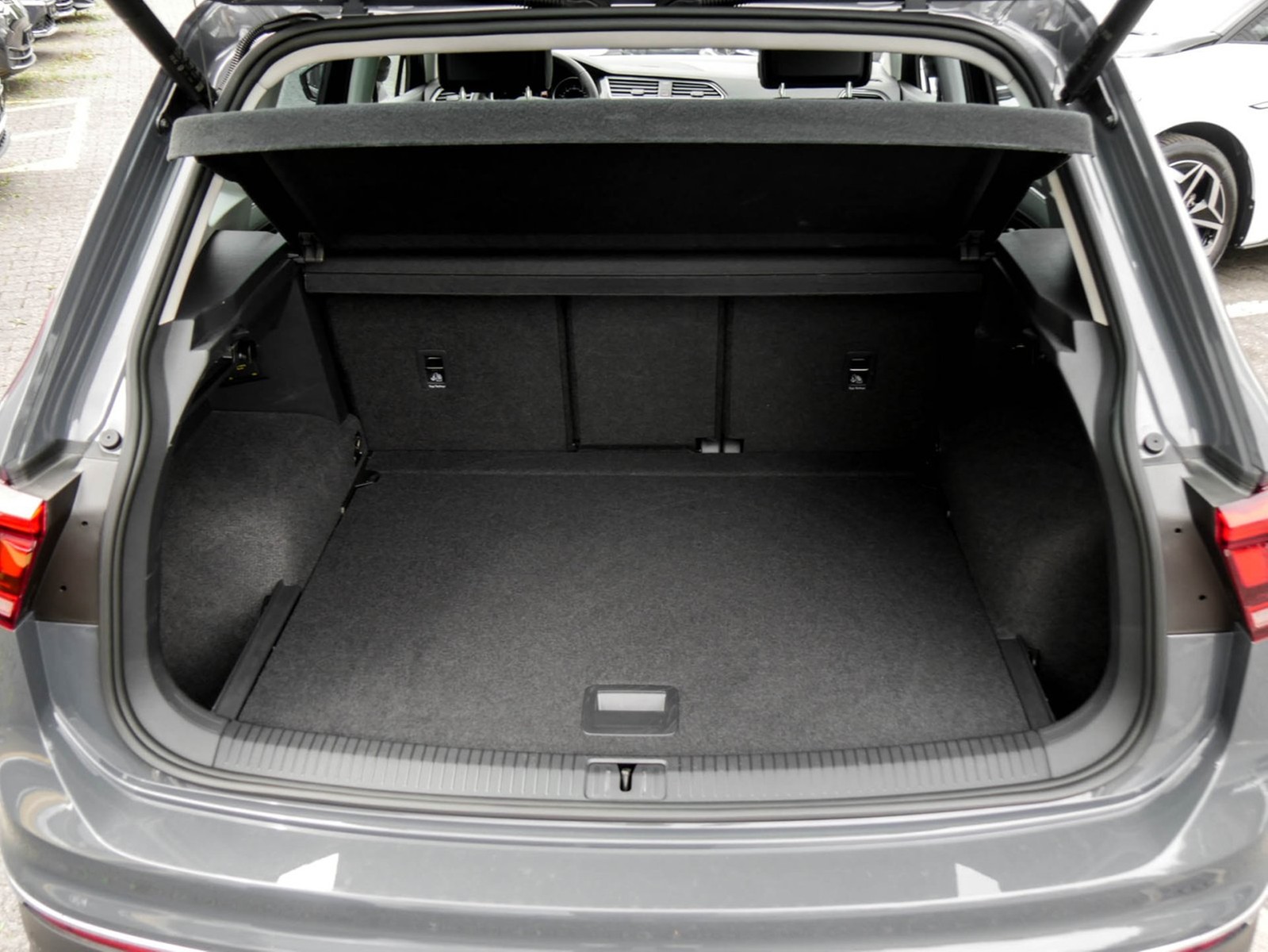 Volkswagen Tiguan 2.0 MOVE AHK ACC LM17 NAVI SITZHEIZUNG