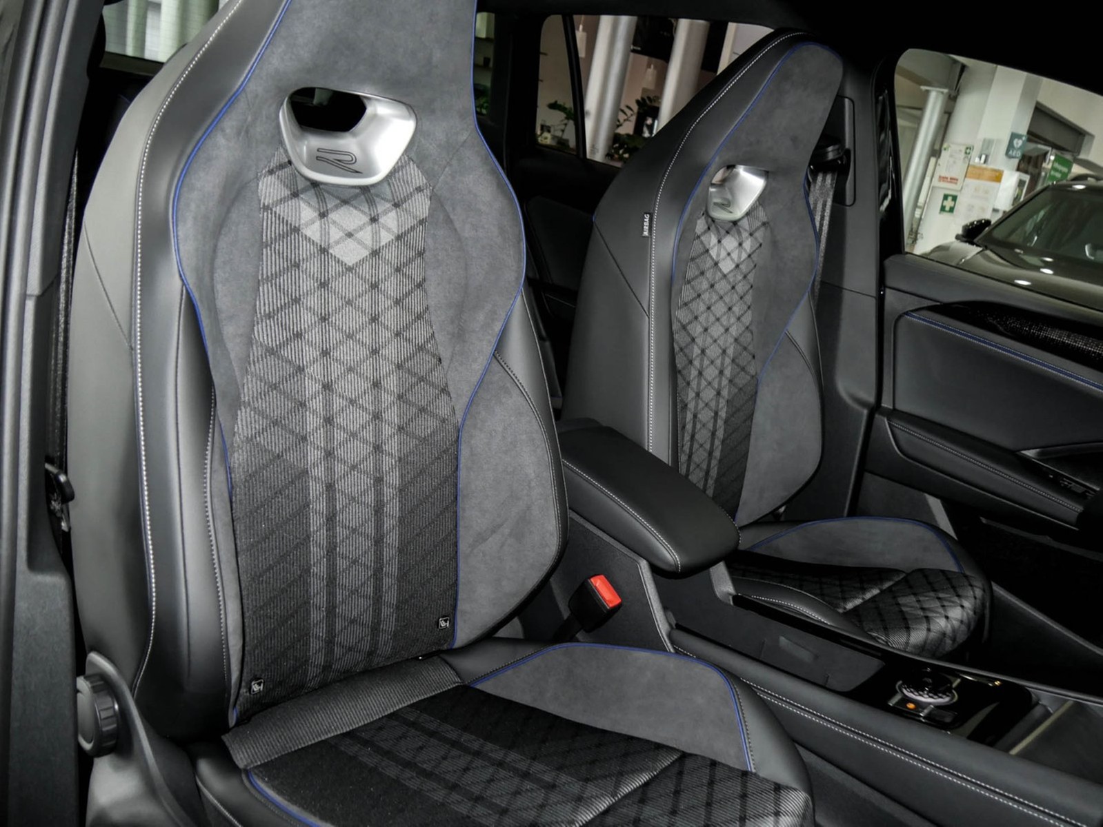 Volkswagen Tiguan 2.0 R-LINE DSG BLACKSTYLE eKLAPPE AHK