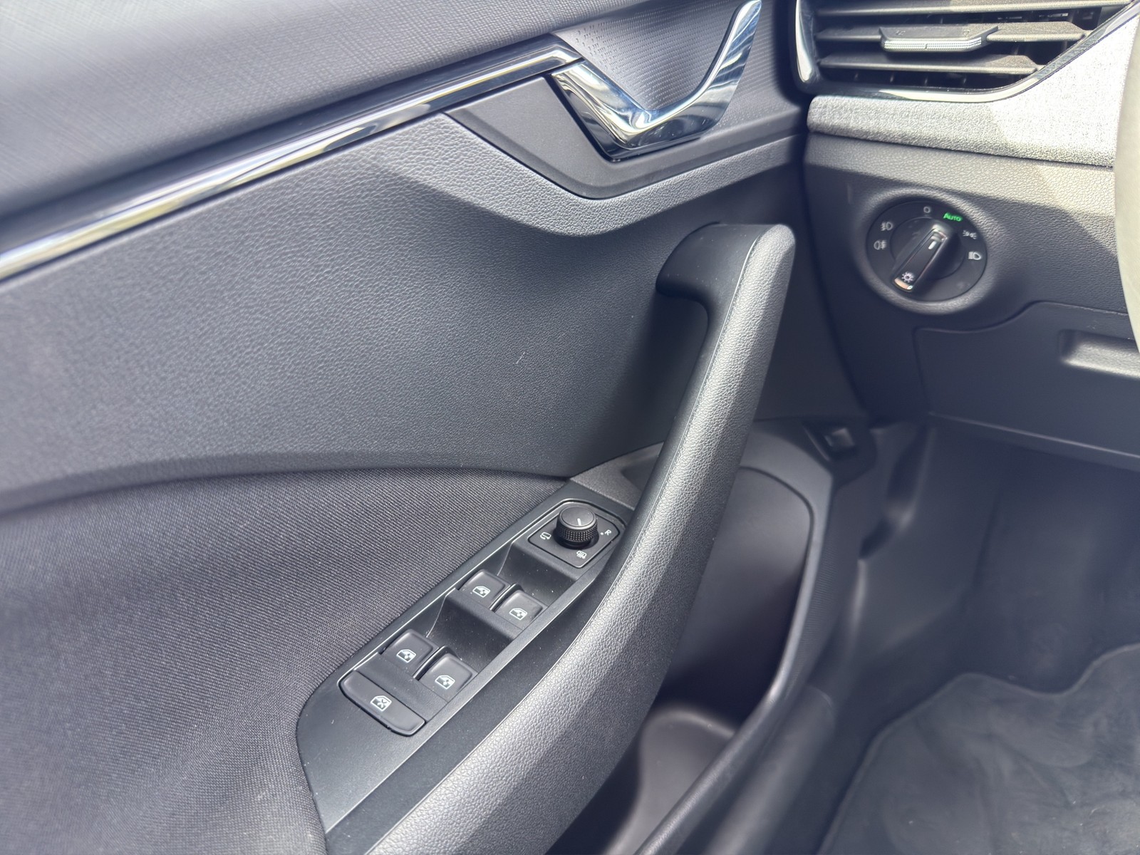 Skoda Kamiq 1.0 TOUR AHK CAM ACC E-KLAPPE NAVI LM17