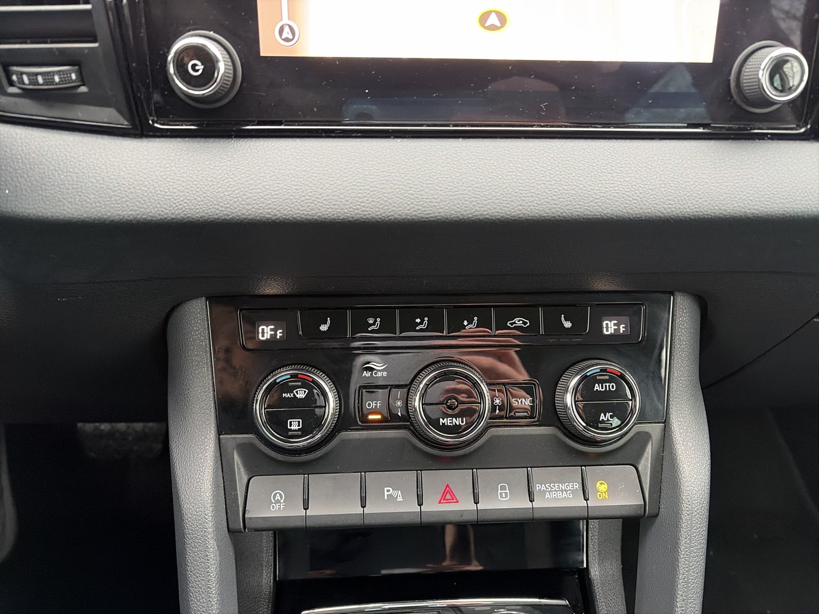 Skoda Karoq 1.5 SELECTION AHK CAM NAVI CARPLAY SITZHZ.