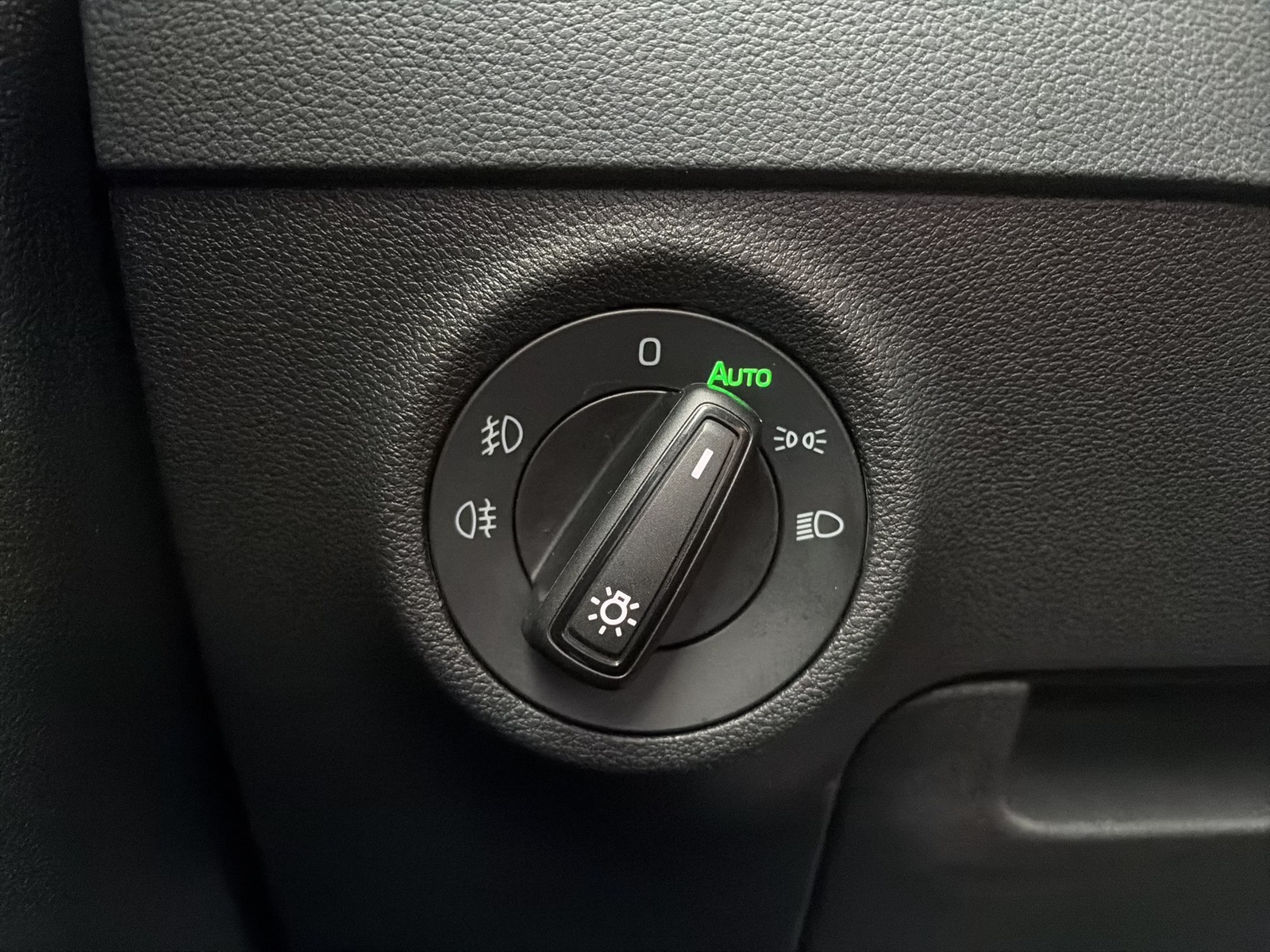 Skoda Karoq 1.5 SELECTION AHK CAM NAVI CARPLAY SITZHZ.