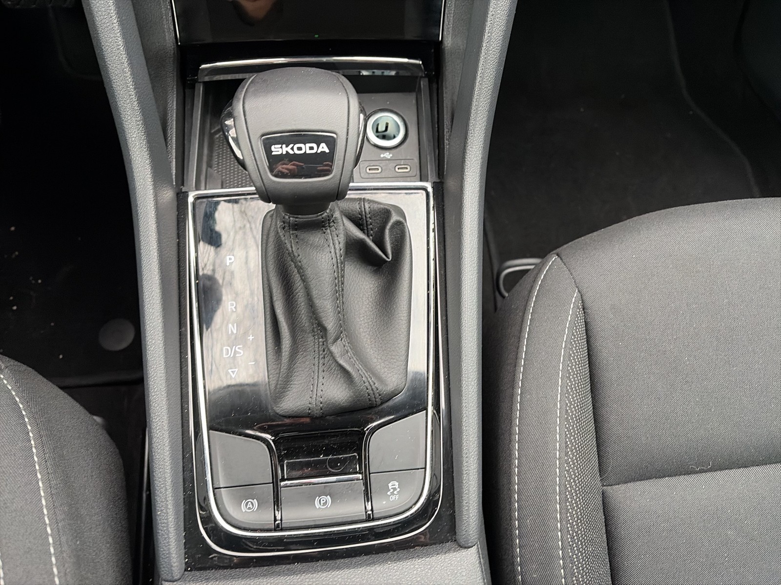 Skoda Karoq 1.5 SELECTION AHK CAM NAVI CARPLAY SITZHZ.