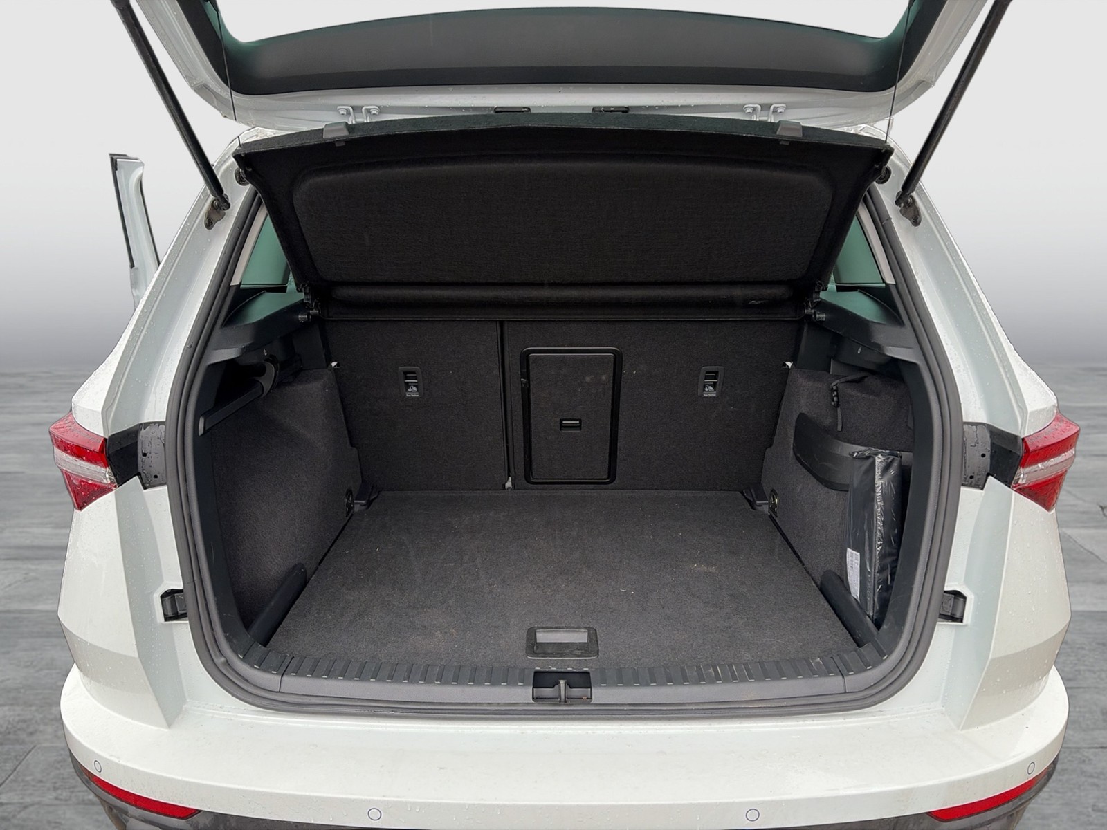 Skoda Karoq 1.5 SELECTION AHK CAM NAVI CARPLAY SITZHZ.