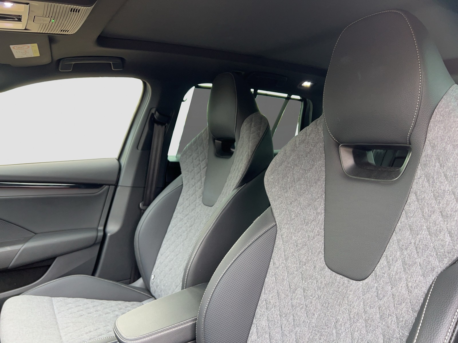 Skoda Octavia Combi 2.0 SPORTLINE PANO 360CAM ACC LM18