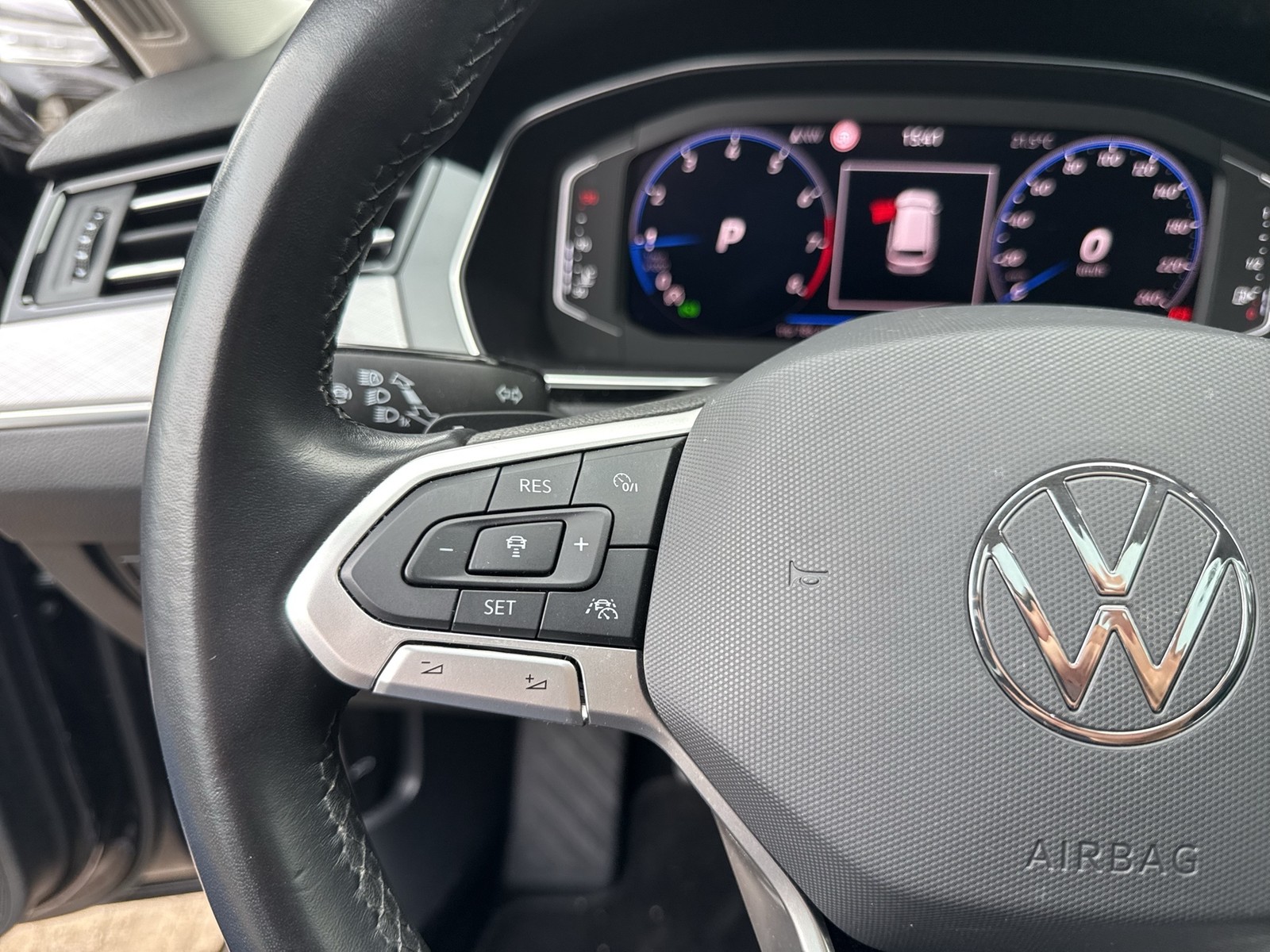 Volkswagen Passat Variant 1.5 BUSINESS PANO AHK CAM ACC NAVI