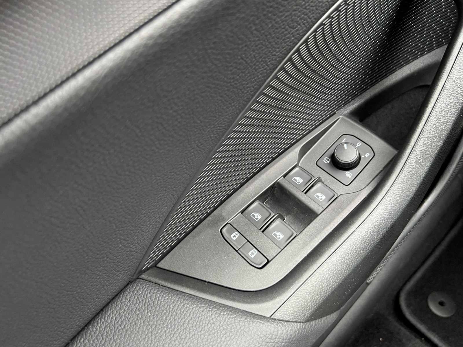 Skoda Octavia Combi 1.5 e-TEC SPORTLINE PANO AHK LM18