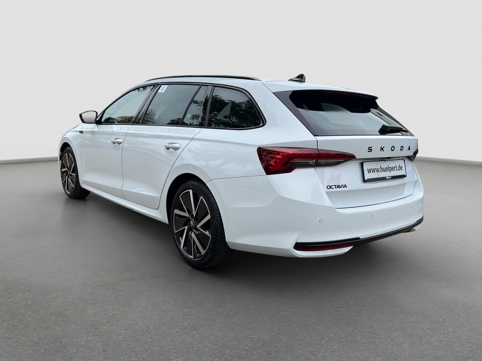 Skoda Octavia Combi 1.5 e-TEC SPORTLINE PANO AHK LM18