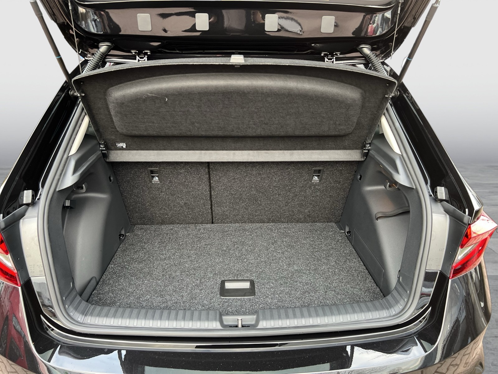 Skoda Fabia 1.5 TOUR DSG AHK LENKRAD-&SITZHZG CAM LED