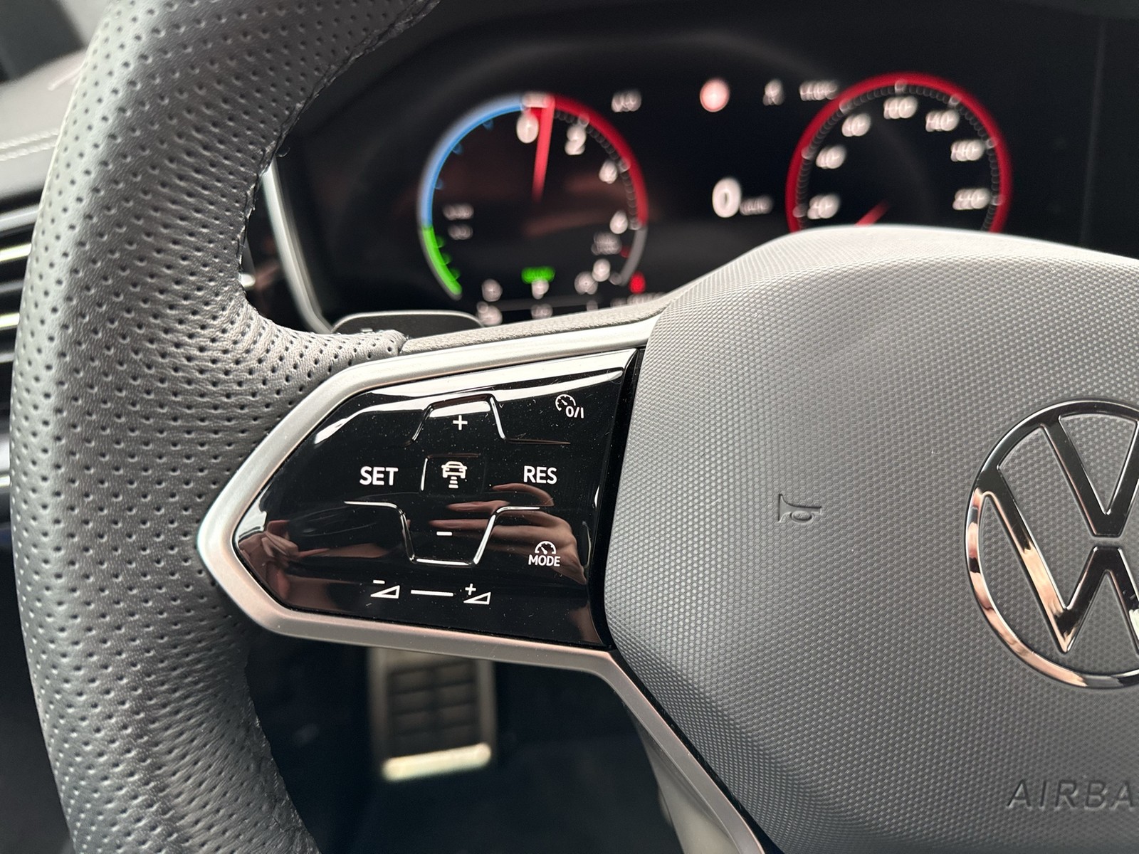 Volkswagen Touareg HYBRID R NEUES MODELL PANO CAM ACC LM21