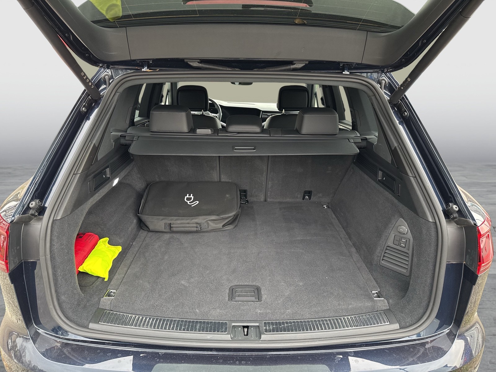 Volkswagen Touareg HYBRID R NEUES MODELL PANO CAM ACC LM21