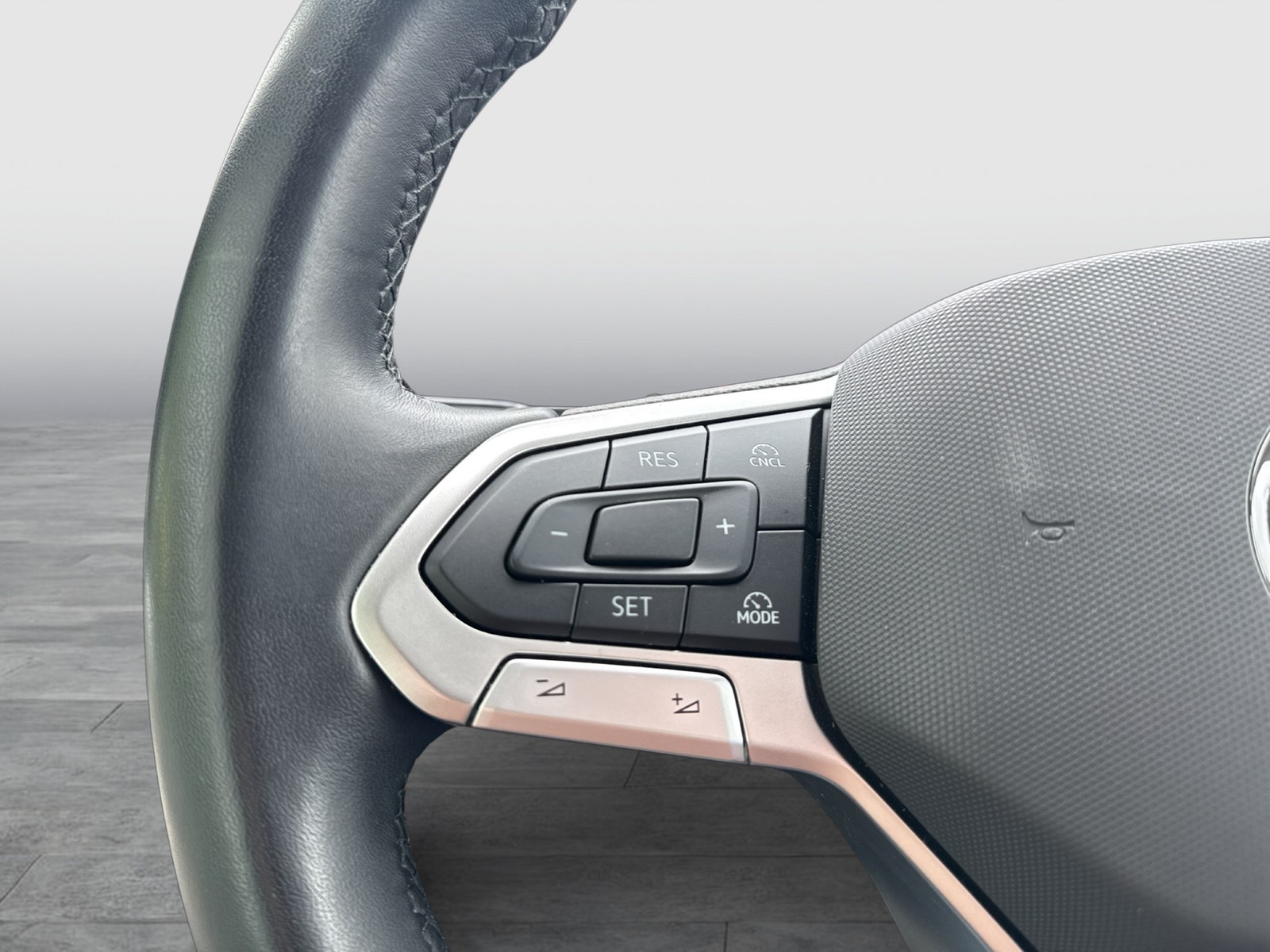Volkswagen T7 Multivan KÜ Navi StHZ Pano AHK Matrix 6 Sitze