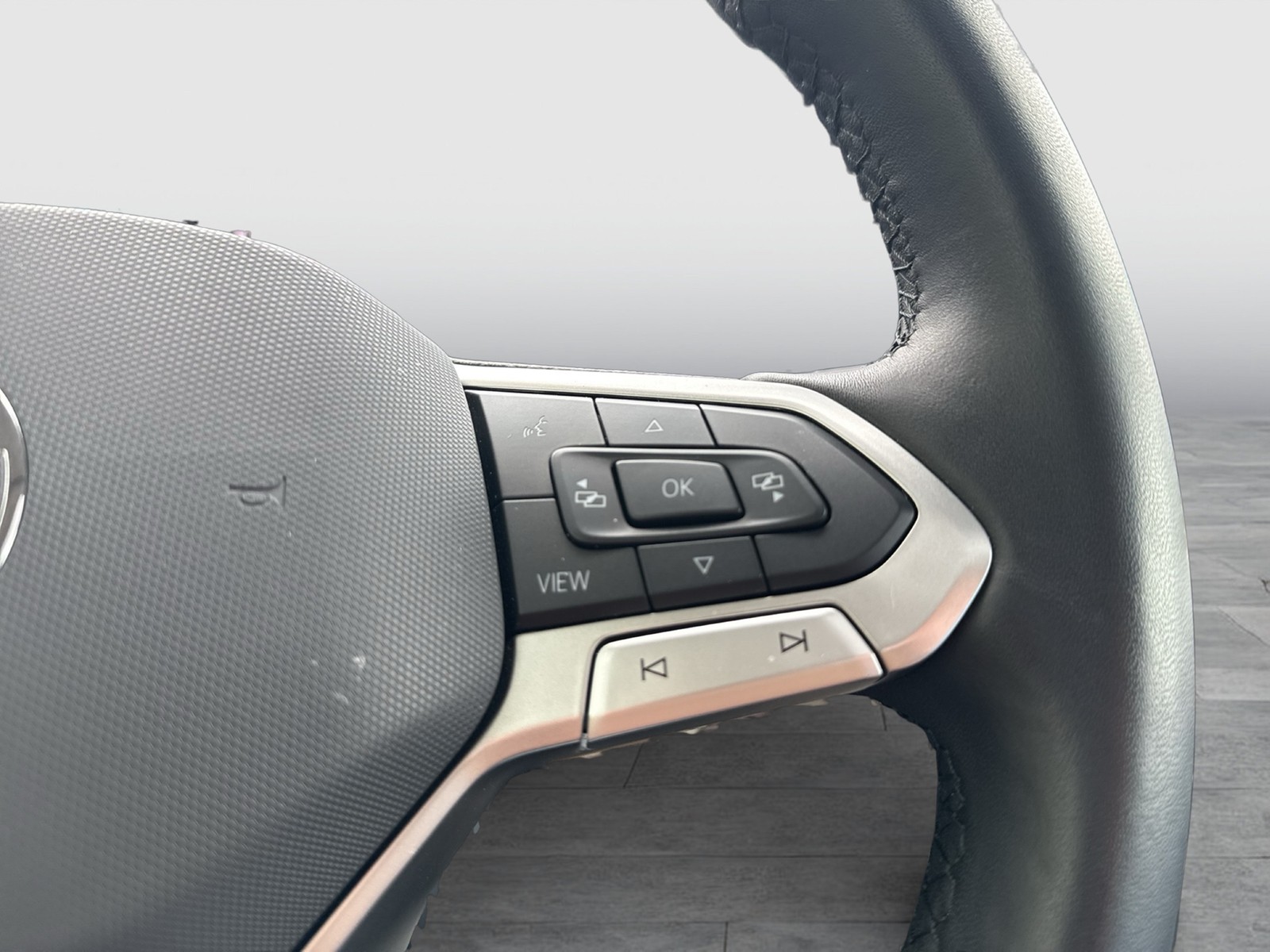 Volkswagen T7 Multivan KÜ Navi StHZ Pano AHK Matrix 6 Sitze