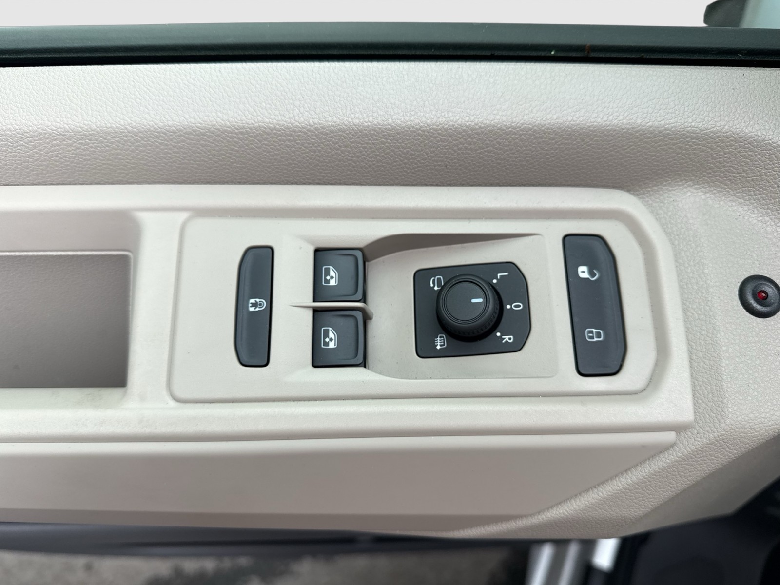 Volkswagen T7 Multivan KÜ Navi StHZ Pano AHK Matrix 6 Sitze