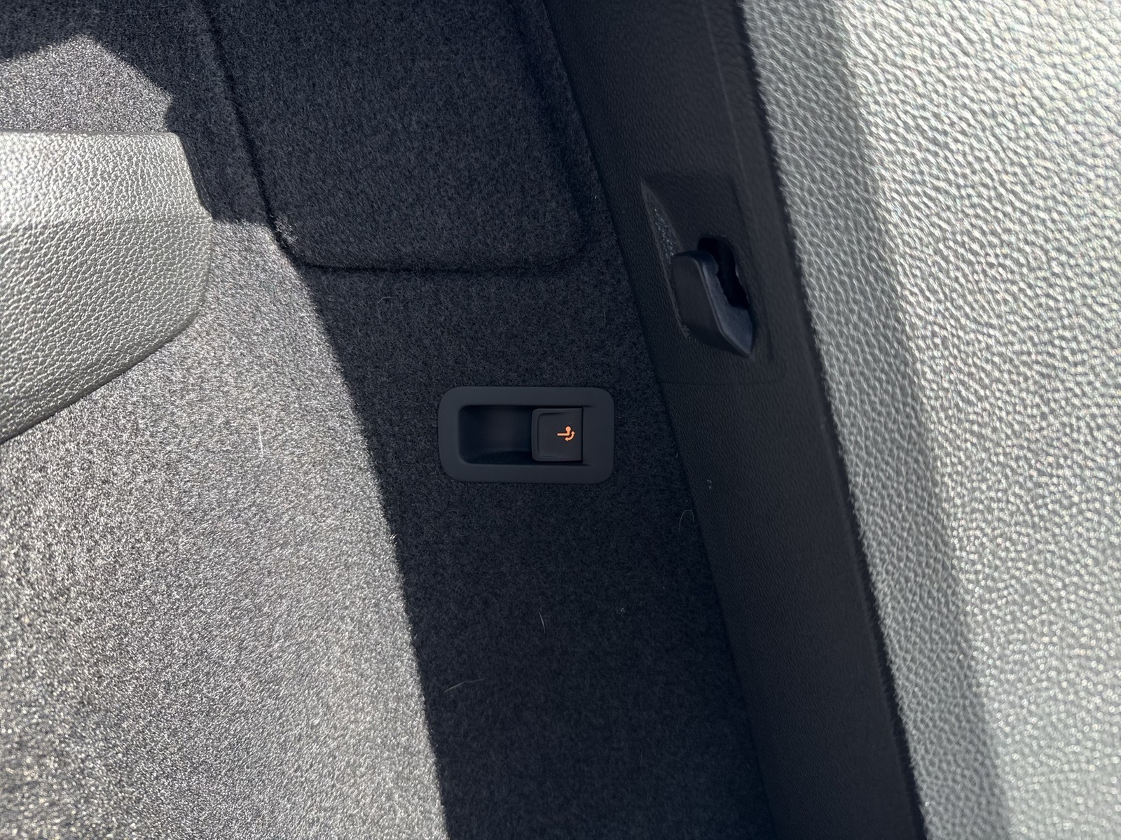 Skoda Karoq 2.0 TOUR AHK CAM MATRIX NAVI LM17 CARPLAY