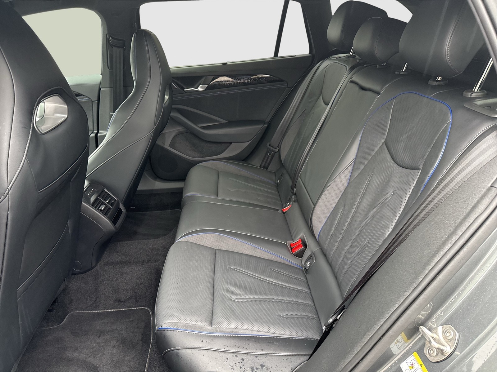 Volkswagen Passat Variant 2.0 R-LINE 4X4 NEUESMODELL AHK 19Z