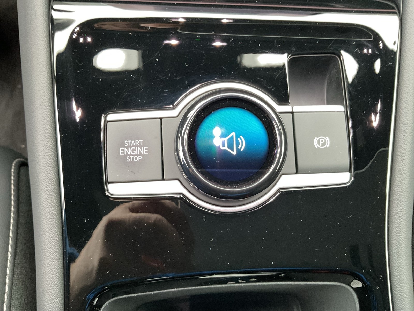 Volkswagen Tiguan 2.0 R-LINE 4X4 NEUES MODELL PANO AHK LM20