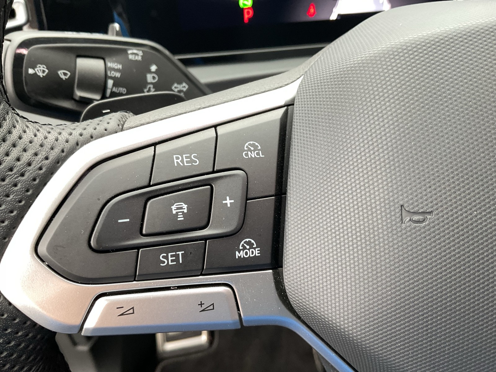 Volkswagen Tiguan 2.0 R-LINE 4X4 NEUES MODELL PANO AHK LM20