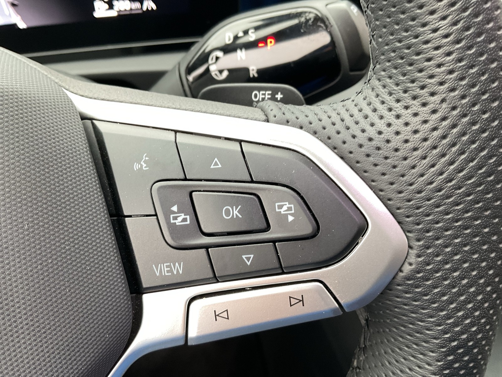 Volkswagen Tiguan 2.0 R-LINE 4X4 NEUES MODELL PANO AHK LM20