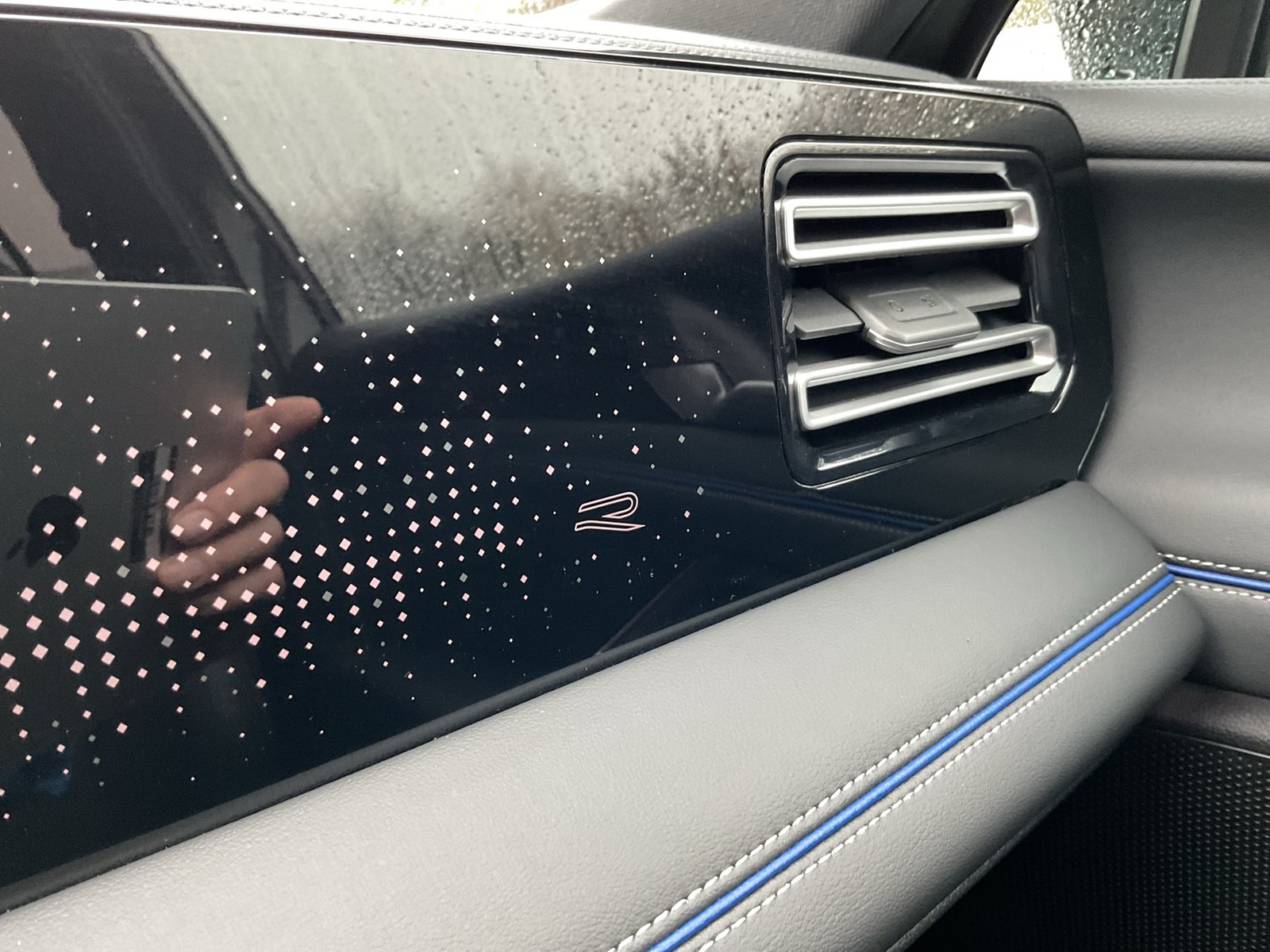 Volkswagen Tiguan 2.0 R-LINE 4X4 NEUES MODELL PANO AHK LM20