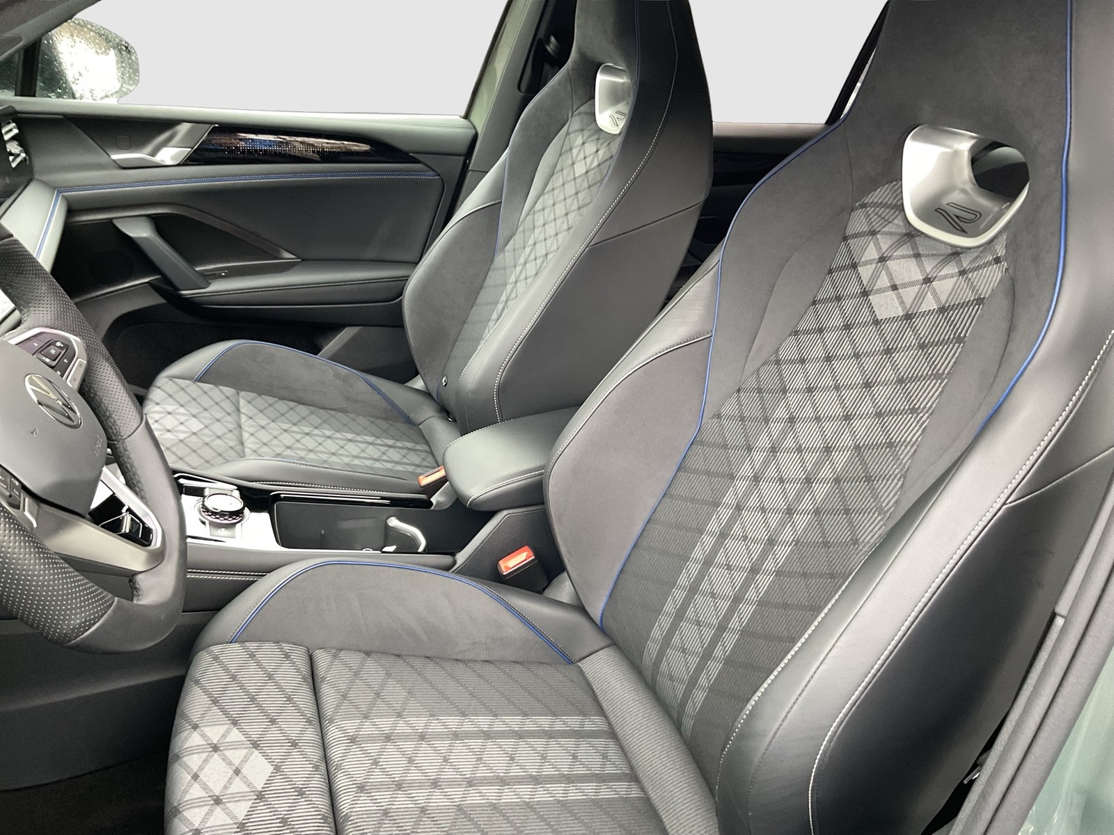 Volkswagen Tiguan 2.0 R-LINE 4X4 NEUES MODELL PANO AHK LM20