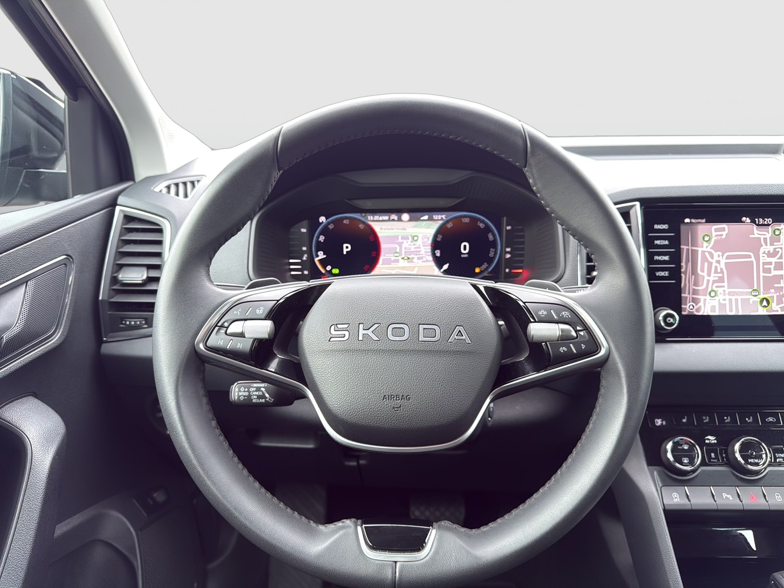 Skoda Karoq 2.0 TOUR STANDHZ AHK CAM LM17 EKLAPPE NAVI