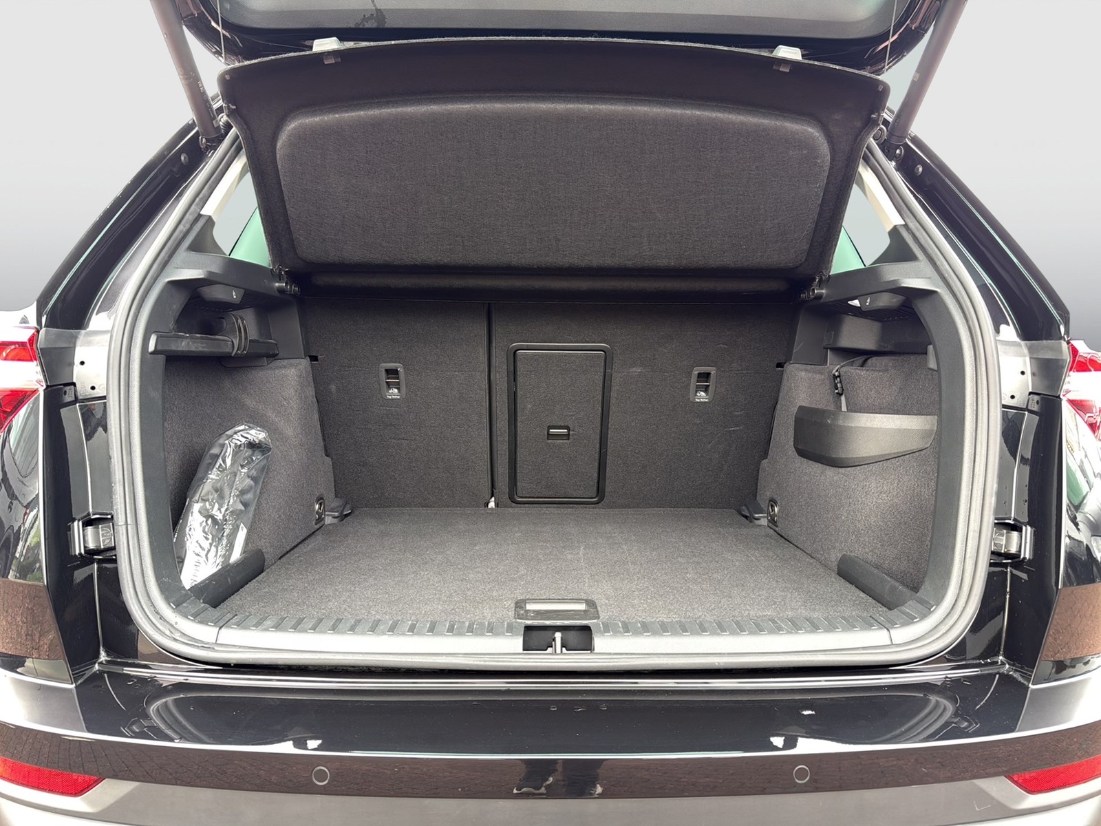 Skoda Karoq 2.0 TOUR STANDHZ AHK CAM LM17 EKLAPPE NAVI