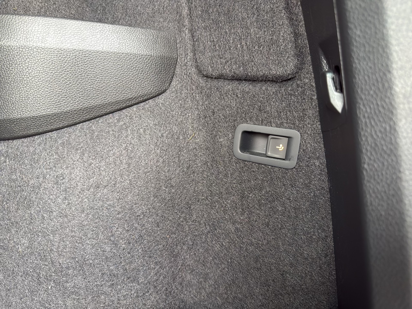 Skoda Karoq 2.0 TOUR STANDHZ AHK CAM LM17 EKLAPPE NAVI