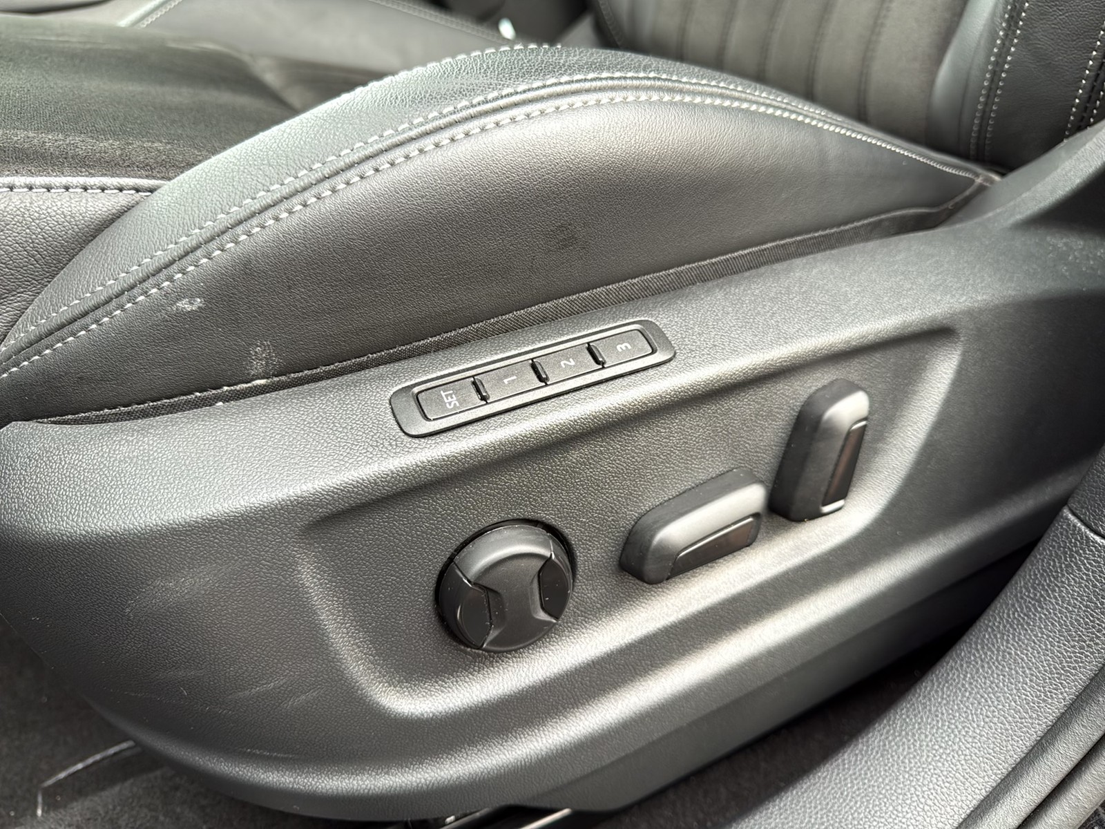 Skoda Karoq 2.0 TOUR STANDHZ AHK CAM LM17 EKLAPPE NAVI